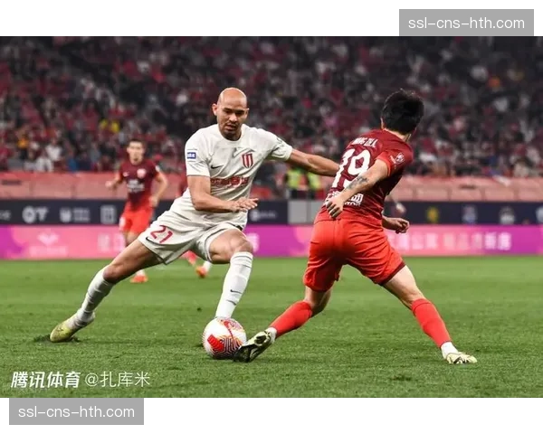 特写瞬间：上海海港前锋在对方角球进攻未果后长途奔袭60米造险