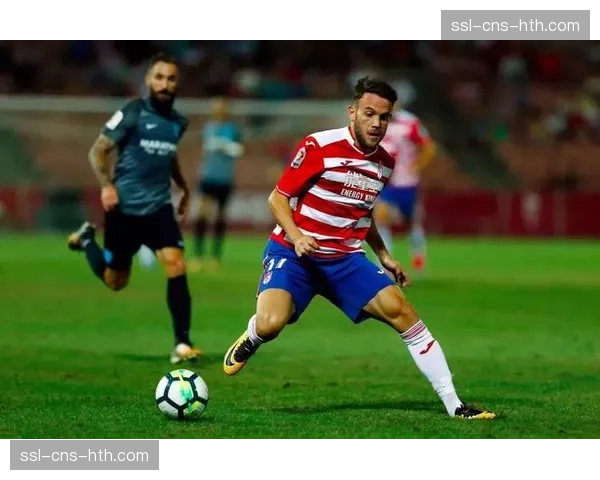 特写：终场哨响，即将退役的格拉纳达老将孤独走回更衣室