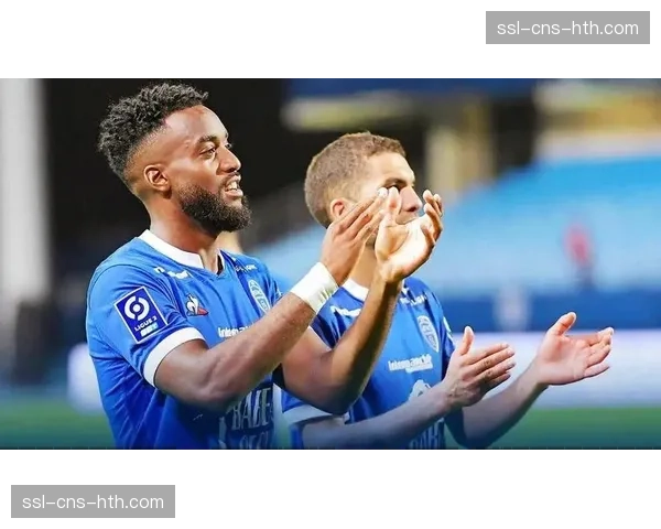 特鲁瓦对阵昂热比赛第70分钟，客队11名球员全部退入本方三十米区域